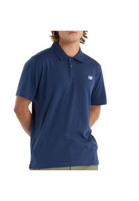 Koszulka męska New Balance MT51504NNY - granatowa. Typ kołnierza: polo. Kolor: niebieski. Materiał: bawełna, materiał