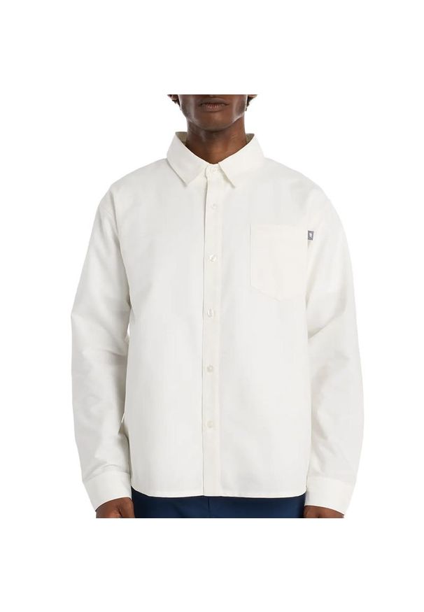 Koszula męska New Balance MT53523RFN - biała. Typ kołnierza: kołnierzyk klasyczny. Kolor: biały. Materiał: poliester, dresówka, materiał, bawełna