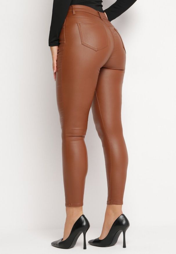 Born2be - Jasnobrązowe Spodnie Skinny z Imitacji Skóry Daciss. Kolor: brązowy. Materiał: skóra