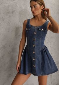 Renee - Niebieska Bawełniana Rozkloszowana Sukienka z Jeansu Ozdobiona Guzikami Sofeis. Okazja: na co dzień. Typ kołnierza: dekolt gorset. Kolor: niebieski. Materiał: bawełna, jeans. Wzór: aplikacja. Typ sukienki: proste, gorsetowe. Styl: casual #4