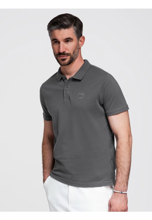 Ombre Clothing - Jednokolorowa koszulka męska polo BASIC z dzianiny pique - grafitowa V3 - Rozmiar: 4XL. Okazja: na co dzień. Typ kołnierza: polo. Kolor: szary. Materiał: dzianina. Wzór: jednolity, aplikacja, haft. Styl: casual, sportowy, wizytowy