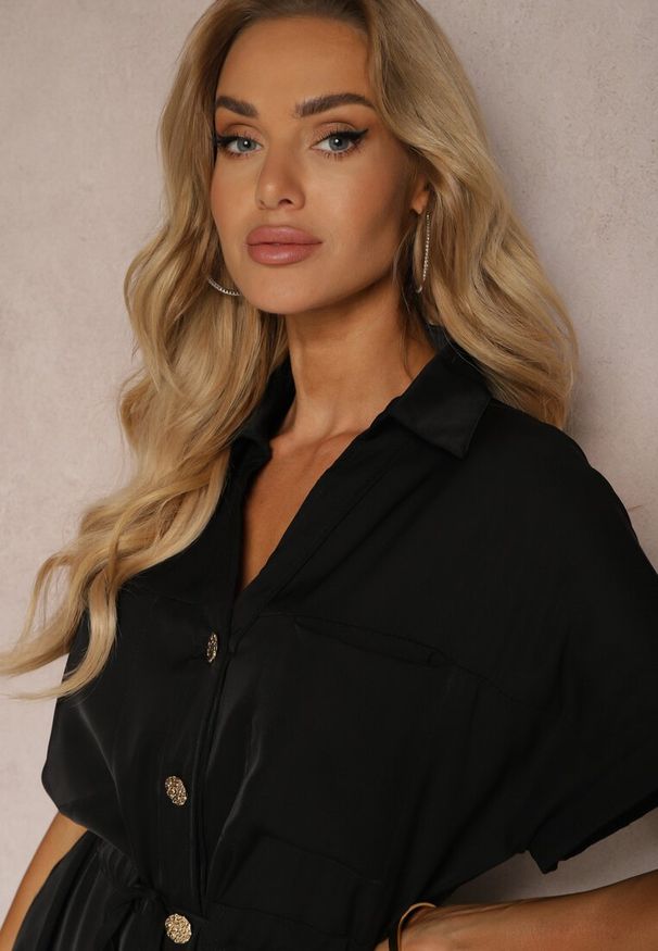 Renee - Czarna Sukienka Koszulowa z Materiałowym Paskiem Zapinana na Guziki Quintia. Okazja: na co dzień. Kolor: czarny. Materiał: materiał. Typ sukienki: koszulowe. Styl: elegancki, casual, klasyczny