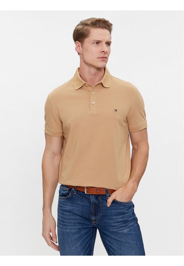 TOMMY HILFIGER - Tommy Hilfiger Polo 1985 MW0MW17771 Brązowy Slim Fit. Typ kołnierza: polo. Kolor: brązowy. Materiał: bawełna