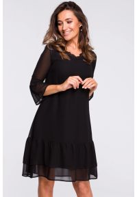 Sukienki.shop - Sukienka rozkloszowana midi z falbankami dekolt V szyfonowa czarna. Okazja: na randkę. Typ kołnierza: kołnierz z falbankami. Kolor: czarny. Materiał: szyfon. Styl: wizytowy. Długość: midi #4