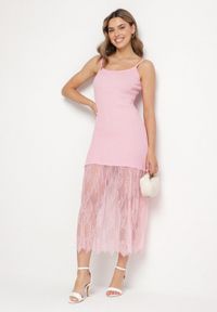 Born2be - Różowa Prążkowana Sukienka Koktajlowa Ozdobiona Koronką Sonalitea. Kolor: różowy. Materiał: prążkowany, koronka. Wzór: aplikacja, koronka. Styl: wizytowy #7