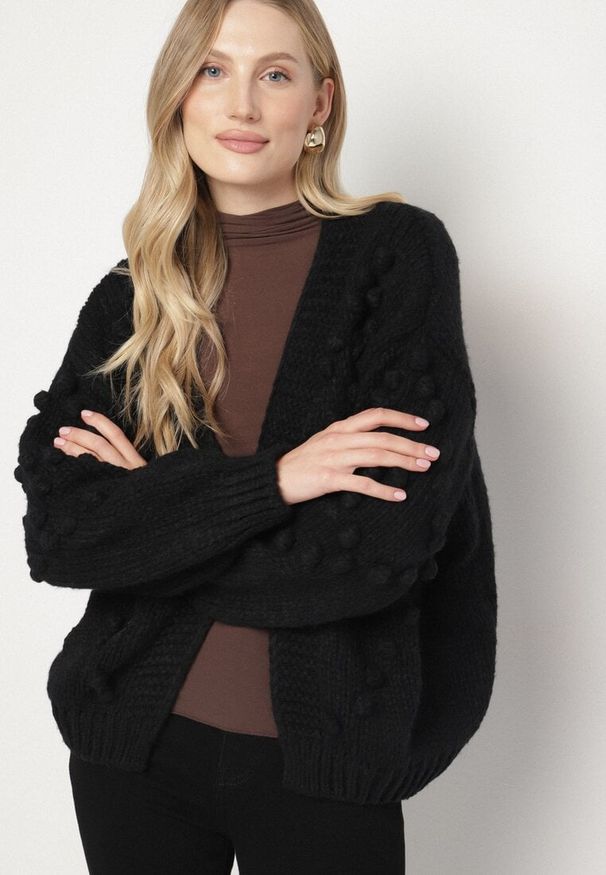 Born2be - Czarny Kardigan Ozdobiony Pomponami Besida. Okazja: na co dzień. Kolor: czarny. Materiał: wiskoza, jeans, wełna. Wzór: aplikacja. Styl: elegancki, casual, boho