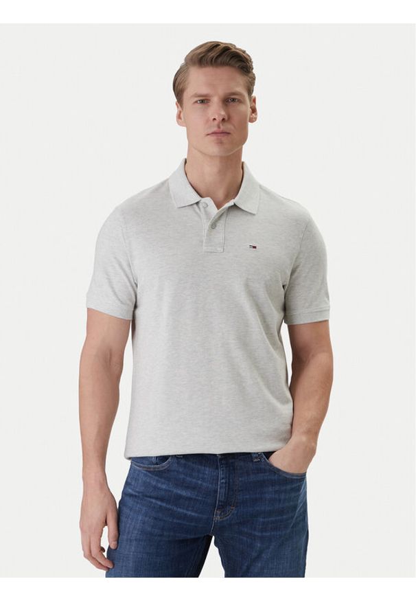 Tommy Jeans Polo DM0DM22711 Szary Regular Fit. Typ kołnierza: polo. Kolor: szary. Materiał: bawełna