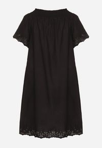 Born2be - Czarna Bawełniana Sukienka Hiszpanka z Ażurowymi Zdobieniami Filissa. Okazja: na co dzień. Typ kołnierza: dekolt hiszpanka. Kolor: czarny. Materiał: bawełna. Długość rękawa: krótki rękaw. Wzór: ażurowy, aplikacja. Typ sukienki: rozkloszowane, z odkrytymi ramionami. Styl: casual #2