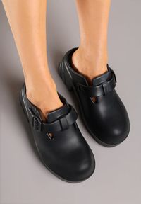 Born2be - Czarne Klapki na Grubej Podeszwie z Klamrą Ralunella. Okazja: na co dzień, na spacer. Kolor: czarny. Materiał: dresówka. Styl: klasyczny, elegancki, casual