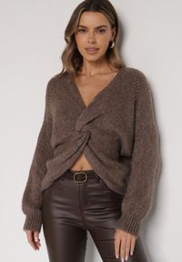 Born2be - Jasnobrązowy Sweter Oversize z Domieszką Wełny z Oryginalnym Dekoltem Lawedia. Okazja: na co dzień. Kolor: brązowy. Materiał: wełna. Styl: klasyczny, casual, elegancki #4