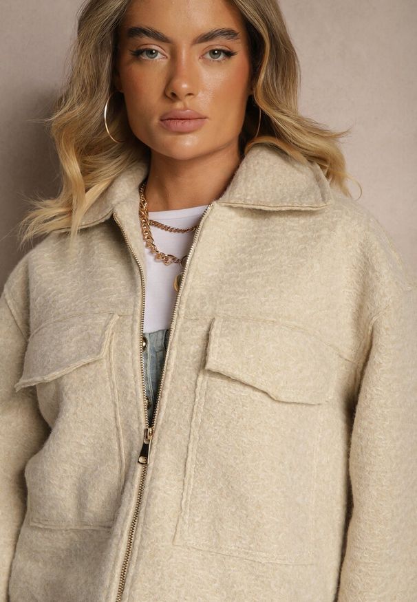 Renee - Beżowa Krótka Kurtka o Pudełkowym Kroju z Kołnierzykiem i Kieszeniami Nelilia. Okazja: na co dzień. Kolor: beżowy. Materiał: jeans. Długość: krótkie. Styl: sportowy, casual, elegancki