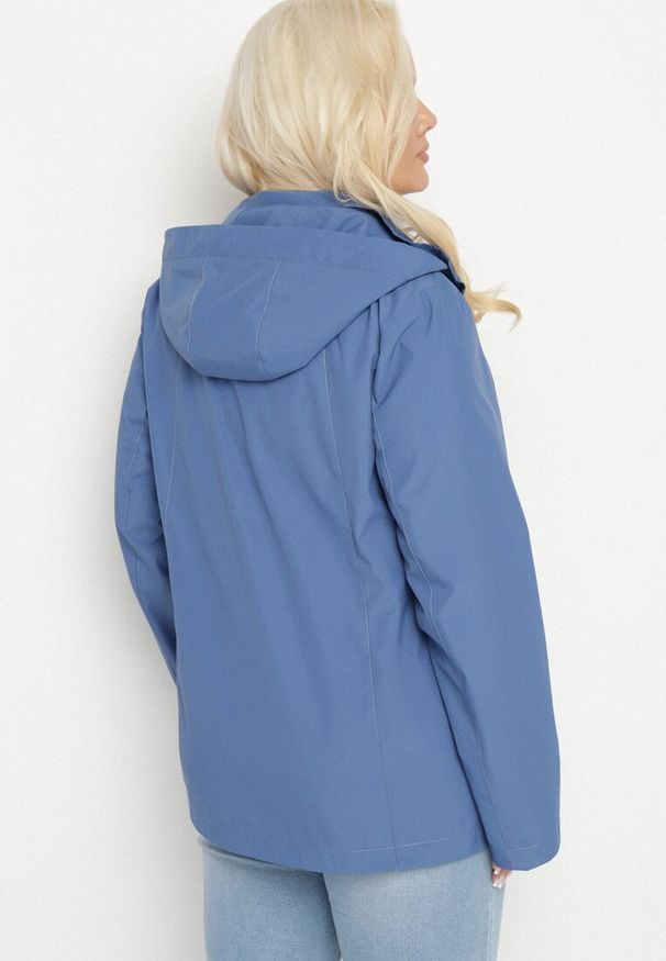 Born2be - Niebieska Kurtka o Prostym Kroju z Odpinanym Kapturem Nusanelis. Okazja: na co dzień. Kolekcja: plus size. Kolor: niebieski. Materiał: jeans. Styl: klasyczny, elegancki, sportowy, casual