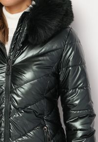 Born2be - Ciemnozielona Metaliczna Kurtka Pikowana z Kapturem Eclaris. Okazja: na co dzień. Typ kołnierza: kaptur. Kolor: zielony. Materiał: futro, jeans. Długość rękawa: długi rękaw. Długość: długie. Wzór: aplikacja. Styl: casual, elegancki #3