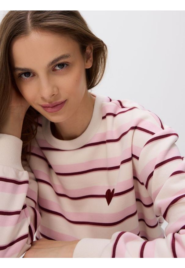 Reserved - Bluza z drobnym haftem - pastelowy róż. Kolor: różowy. Materiał: bawełna, dzianina. Wzór: haft