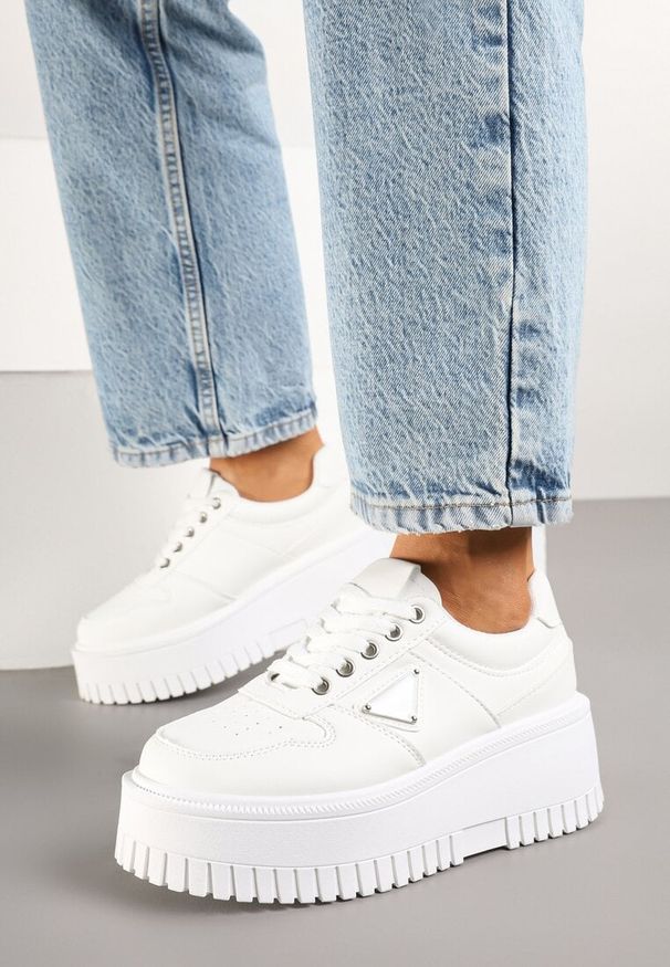 Renee - Białe Sneakersy na Platformie z Tłoczeniem Halinea. Okazja: na co dzień. Kolor: biały. Materiał: jeans. Obcas: na platformie