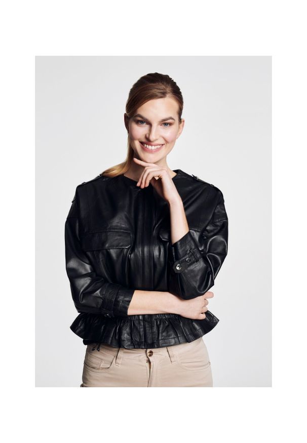 Ochnik - Kurtka skórzana damska ze ściągaczem. Typ kołnierza: kołnierzyk stójkowy. Kolor: czarny. Materiał: skóra. Styl: klasyczny