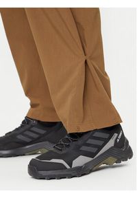 Under Armour Spodnie materiałowe Unstoppable 1388827 Brązowy Loose Fit. Kolor: brązowy. Materiał: syntetyk