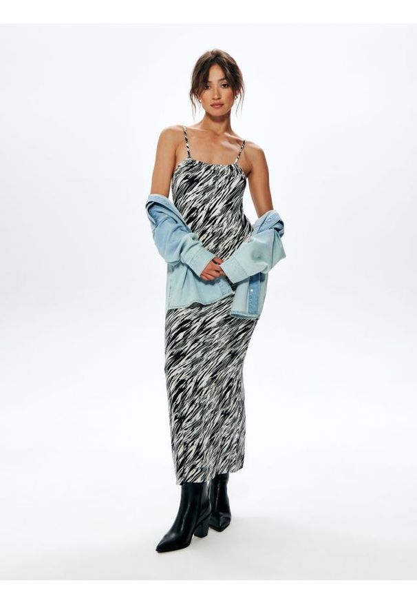 Sinsay - Sukienka midi ze wzorem - wielobarwny. Materiał: włókno, materiał. Długość: midi