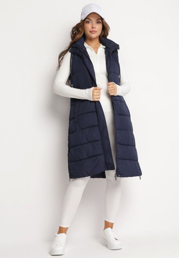 Born2be - Granatowa Długa Kamizelka Bezrękawnik z Klasycznym Pikowaniem i Kapturem Shin. Typ kołnierza: golf. Kolor: niebieski. Materiał: dzianina, jeans. Długość rękawa: bez rękawów. Długość: długie. Styl: klasyczny