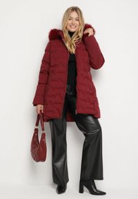 Born2be - Bordowa Pikowana Kurtka z Kapturem z Futerkiem Espenna. Okazja: na co dzień. Typ kołnierza: kaptur. Kolekcja: plus size. Kolor: czerwony. Materiał: futro. Sezon: zima. Styl: casual, elegancki