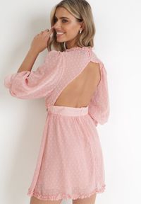 Born2be - Różowa Sukienka Taphionis. Typ kołnierza: kołnierz z falbankami. Kolor: różowy. Materiał: tkanina. Typ sukienki: kopertowe. Długość: mini #5