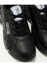Versace Jeans Couture - VERSACE JEANS COUTURE - Czarne sneakersy z logo. Nosek buta: okrągły. Zapięcie: sznurówki. Kolor: czarny. Materiał: guma. Szerokość cholewki: normalna. Wzór: aplikacja, nadruk #6