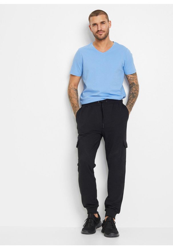 bonprix - Spodnie sportowe z kieszeniami cargo, regular fit. Kolor: czarny. Styl: sportowy
