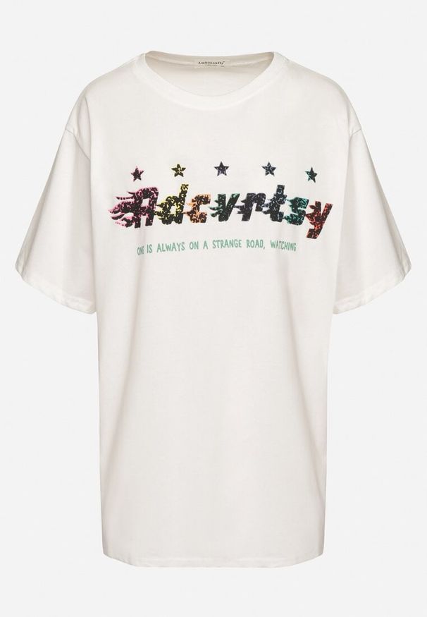 Born2be - Biały Oversizowy T-shirt z Napisem z Przodu i Gwiazdami na Plecach Ilanlith. Okazja: na co dzień. Kolor: biały. Materiał: jeans. Wzór: napisy. Sezon: wiosna. Styl: klasyczny, casual