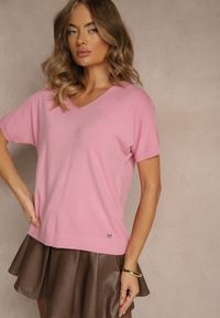 Renee - Różowy T-shirt z Dzianiny z Dekoltem w Serek Fenalise. Okazja: na co dzień. Typ kołnierza: dekolt w serek. Kolor: różowy. Materiał: dzianina. Wzór: aplikacja. Styl: casual