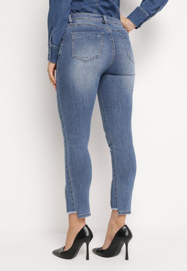 Born2be - Niebieskie Jeansy Skinny z Koralikami i Rozcięciem na Dole Nogawek Olicema. Kolor: niebieski