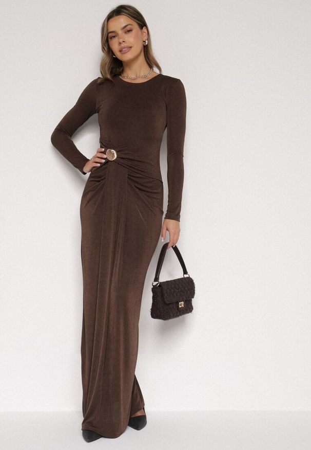 Born2be - Brązowa Taliowana Sukienka o Eleganckim Kroju z Marszczeniem i Aplikacją Sewedina. Okazja: na imprezę. Kolor: brązowy. Materiał: futro. Długość rękawa: długi rękaw. Wzór: aplikacja. Typ sukienki: dopasowane. Styl: elegancki