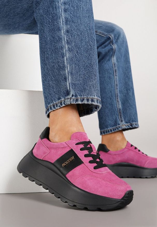 Born2be - Różowo-Czarne Zamszowe Sneakersy na Grubej Podeszwie z Metalicznym Napisem Latisea. Okazja: na co dzień. Kolor: różowy. Materiał: zamsz. Wzór: napisy