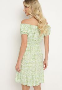 Born2be - Jasnozielona Wiskozowa Sukienka Hiszpanka z Gumką w Talii z Materiałowym Paskiem i Falbanką Tiamanthea. Okazja: na co dzień. Typ kołnierza: dekolt hiszpanka. Kolor: zielony. Materiał: wiskoza, materiał. Typ sukienki: proste. Styl: casual #3