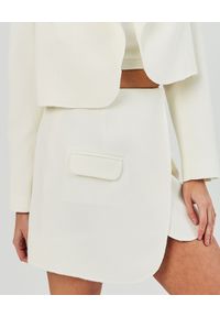 MARLU - Biała spódnica z zakładką Berno. Kolor: biały. Materiał: wiskoza, elastan, materiał. Długość: długie. Styl: elegancki #2