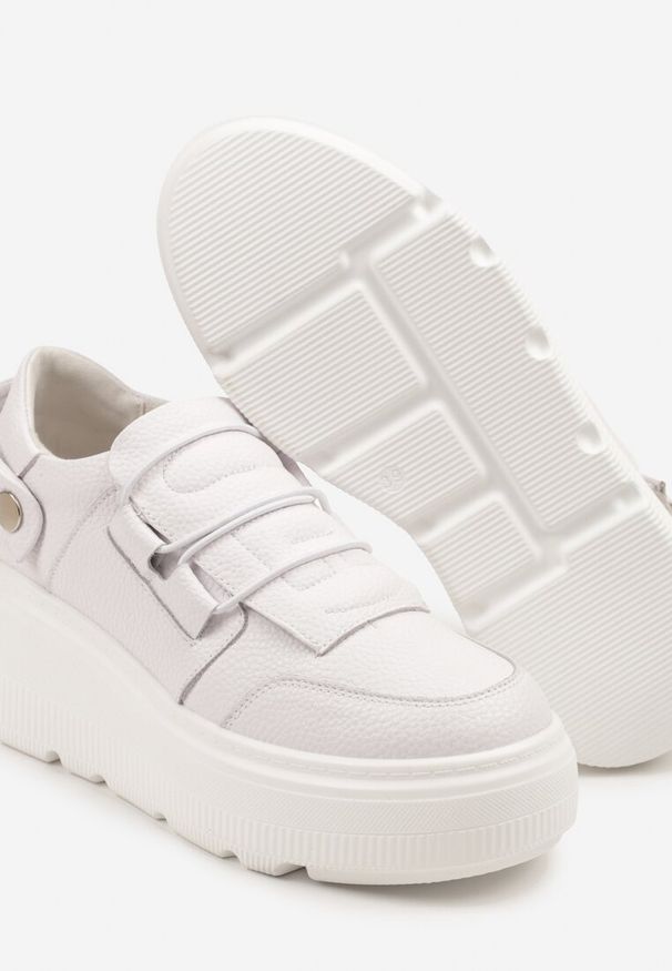 Renee - Białe Sneakersy na Platformie ze Skóry Naturalnej z Ozdobnym Paskiem Reselle. Okazja: na co dzień. Zapięcie: pasek. Kolor: biały. Materiał: skóra. Obcas: na platformie