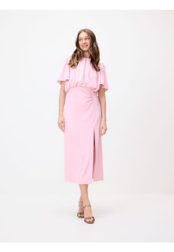 Reserved - Sukienka midi z marszczeniem - pastelowy róż. Kolor: różowy. Materiał: tkanina. Wzór: gładki. Długość: midi