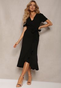 Renee - Czarna Kopertowa Sukienka z Falbanką Caronia. Okazja: na spotkanie biznesowe. Kolor: czarny. Typ sukienki: kopertowe. Styl: elegancki, biznesowy