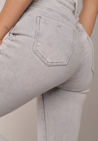 Born2be - Szare Bawełniane Jeansy Dzwony z Wysokim Stanem Bwynvienne. Okazja: na co dzień, do pracy, na spotkanie biznesowe. Stan: podwyższony. Kolor: szary. Wzór: gładki. Styl: biznesowy, klasyczny, casual, elegancki #5