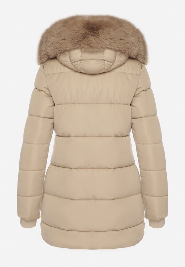 Born2be - Ciemnobeżowa Pikowana Kurtka z Kapturem z Futerkiem Nenadria. Okazja: na spotkanie biznesowe, do pracy, na co dzień. Typ kołnierza: kaptur. Kolor: beżowy. Materiał: futro. Wzór: aplikacja. Styl: casual, biznesowy