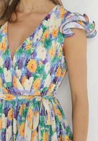 Born2be - Fioletowo-Zielony Plisowany Kombinezon z Krótkimi Nogawkami i Gumką w Pasie w Kwiaty Marjolaina. Kolor: fioletowy. Materiał: materiał, tkanina. Długość rękawa: bez rękawów. Długość: krótkie. Wzór: kwiaty. Sezon: wiosna, lato #2