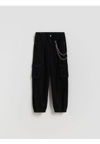 Reserved - Jeansy cargo z łańcuchem - czarny. Kolor: czarny #1