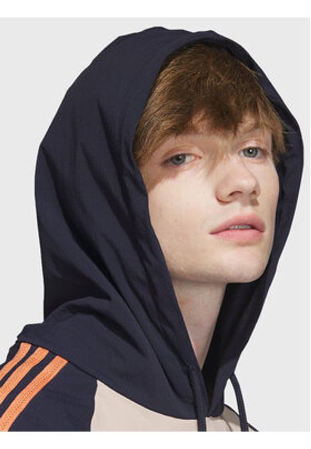 Adidas - adidas Bluza SST Hooded Windbreaker IC5537 Brązowy Regular Fit. Kolor: brązowy. Materiał: syntetyk