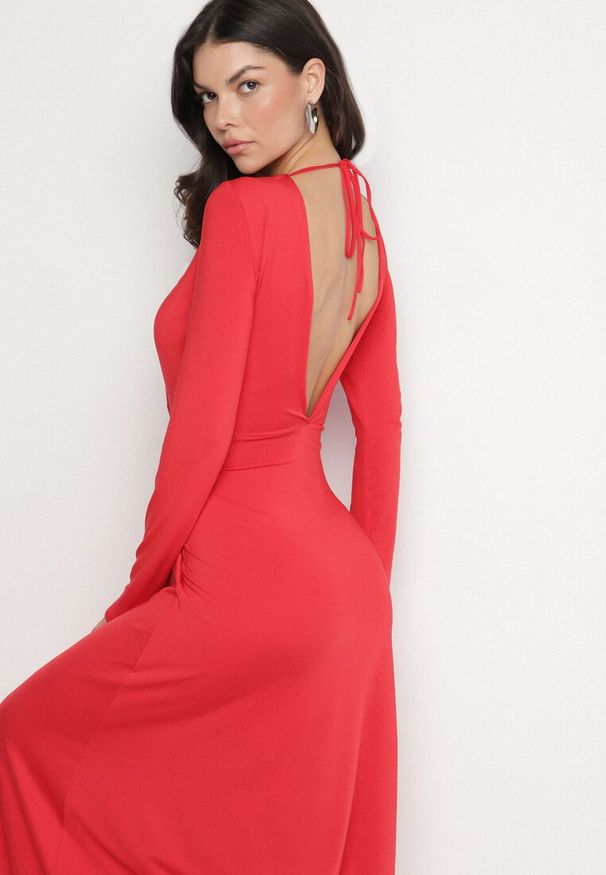 Born2be - Czerwona Rozkloszowana Sukienka z Wiskozą z Odkrytymi Plecami i Wiązaniem Irellisa. Okazja: na co dzień. Kolor: czerwony. Materiał: wiskoza. Styl: elegancki, casual