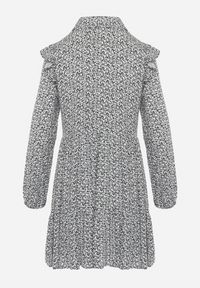 Born2be - Granatowa Rozkloszowana Sukienka Mini w Kwiaty z Falbankami na Ramionach Lorean. Okazja: na spacer, na imprezę. Typ kołnierza: kołnierz z falbankami. Kolor: niebieski. Materiał: materiał. Wzór: kwiaty. Sezon: lato. Styl: elegancki. Długość: mini #3