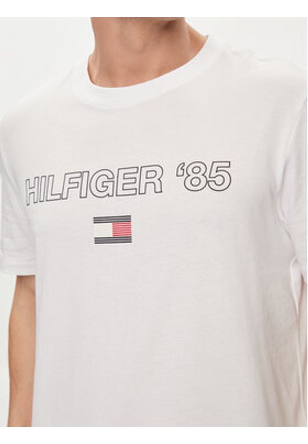 TOMMY HILFIGER - Tommy Hilfiger T-Shirt 85' MW0MW34427 Biały Regular Fit. Kolor: biały. Materiał: bawełna