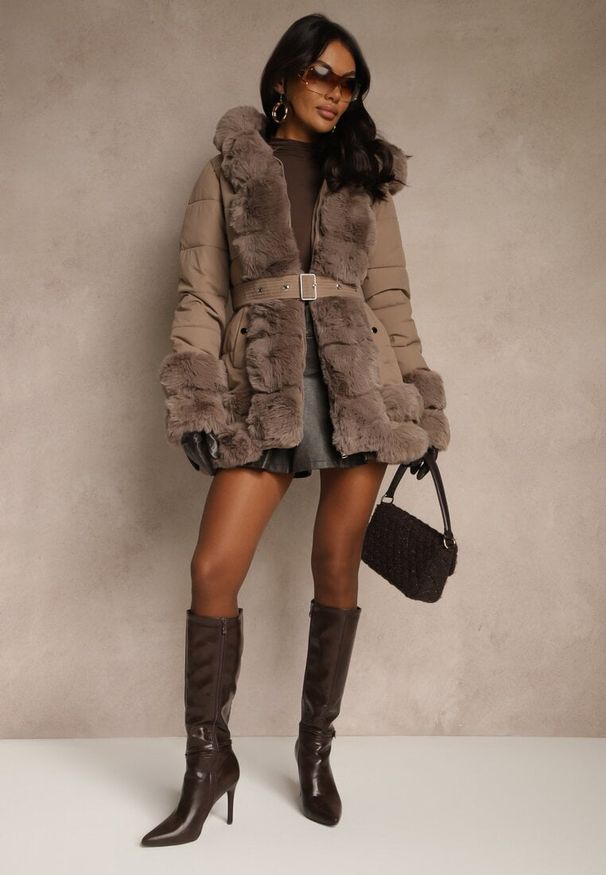 Renee - Ciemnobeżowa Kurtka o Taliowanym Kroju z Paskiem Kapturem i Futerkiem Ranalia. Typ kołnierza: golf. Kolor: beżowy. Materiał: futro. Sezon: zima