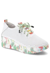 Półbuty damskie Artiker, skóra naturalna perforowana cholewka kolorowe sznurówki ozdobny język platformowa lekka podeszwa, białe, 58C0598. Okazja: na spacer, na co dzień. Zapięcie: sznurówki. Kolor: biały. Materiał: skóra. Szerokość cholewki: normalna. Wzór: kolorowy. Sezon: lato. Sport: turystyka piesza #1