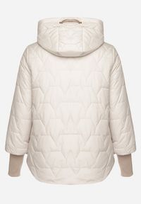 Born2be - Jasnoszara Pikowana Kurtka z Kapturem i Przedłużonym Tyłem Tulunia. Okazja: na spacer. Typ kołnierza: kaptur. Kolekcja: plus size. Kolor: szary. Materiał: jeans. Wzór: aplikacja. Styl: elegancki #5