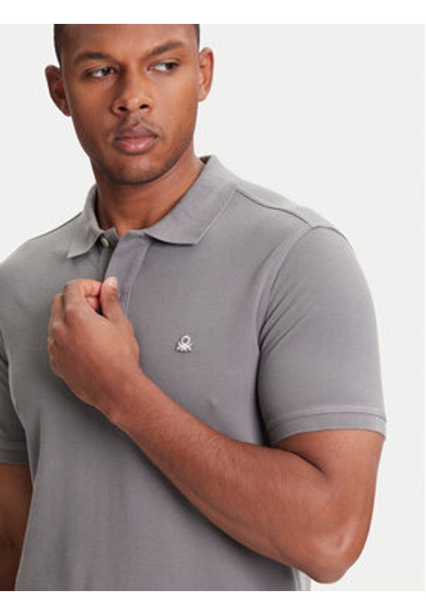 United Colors of Benetton - United Colors Of Benetton Polo 3089J3179 Szary Regular Fit. Typ kołnierza: polo. Kolor: szary. Materiał: bawełna