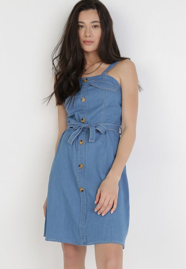 Born2be - Niebieska Sukienka Adrasophise. Kolor: niebieski. Materiał: tkanina, jeans. Długość rękawa: na ramiączkach. Wzór: aplikacja. Typ sukienki: sportowe, rozkloszowane. Styl: sportowy. Długość: mini
